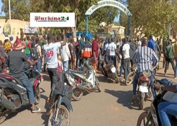 Ouaga: Des jeunes manifestent leur soutien aux militaires postés à la Radio Télévision du Burkina Photo