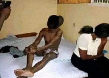 Kenya: Le professeur surprend son épouse avec un de ses élèves en pleins ébats s&rsquo;xuels (Photo)