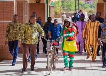 Ce cycliste relie à vélo Bamako-Ouagadougou pour soutenir la transition au Faso