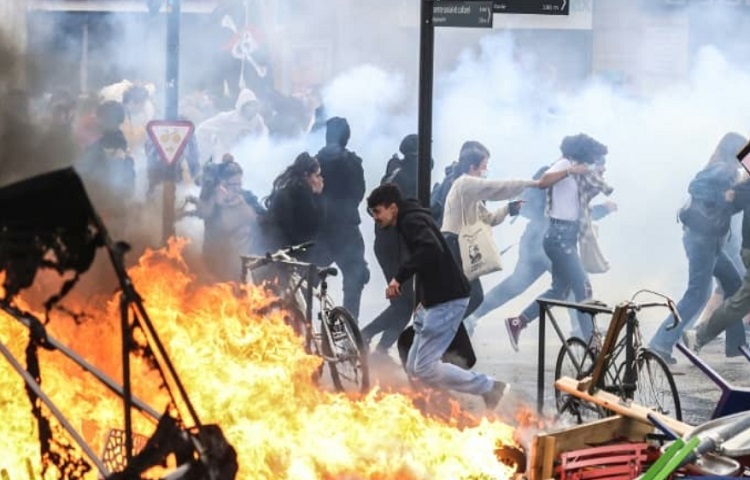 (…). Ecouter la voix de votre peuple et éviter de faire usage de violence à son égard, l’Iran à la France
