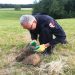 Découverte d&rsquo;une main qui sort de terre dans un champ par deux bûcherons