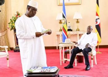 Macky Sall fait une promesse au président de l&rsquo;Ouganda. Lecture
