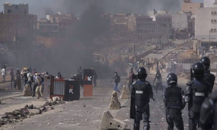 Des Affrontements en cours entre forces de l’ordre et manifestants à l’Unité 26 au Sénégal (Vidéo et photos)
