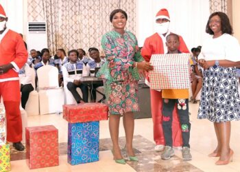  De kits alimentaires et de jouets remis aux enfants par Mme Sandra Ablamba Johnson au nom de M Gnassingbé (Photos)