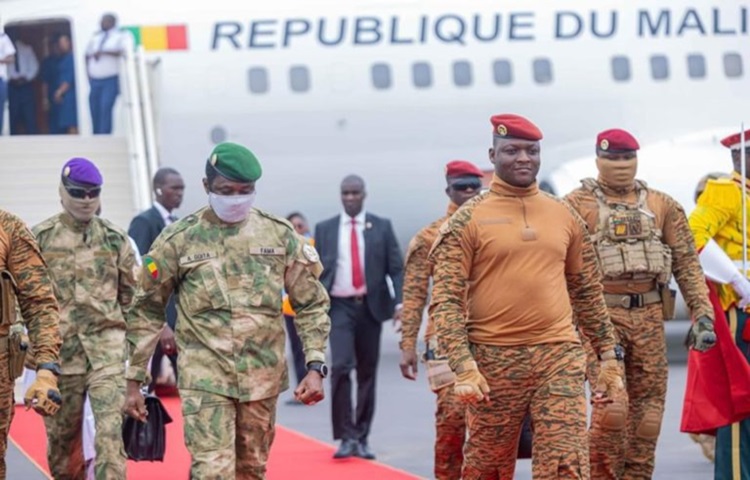 Une foule immense à l’aéroport de Ouagadougou pour accueillir A. Goïta (Photos)