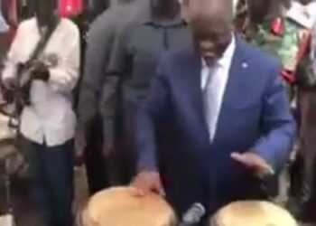 Vidéo du président du Kenya jouant au tam-tam à l&rsquo;église