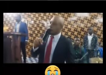 Un pasteur s&rsquo;est effondré en pleine messe et meurt (vidéo)