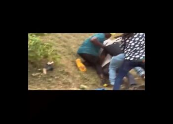 En Ouganda, la police tire sur l&rsquo;opposant Bobi Wine (vidéo)