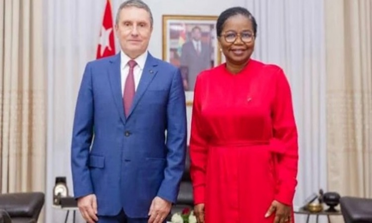 Le DG de la brasserie BB Lomé fait ses adieux à Mme Dogbé