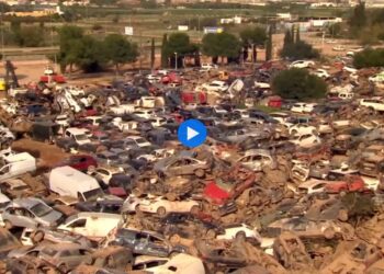 Un immense cimetière de voitures détruites après les inondations meurtrières en Espagne
