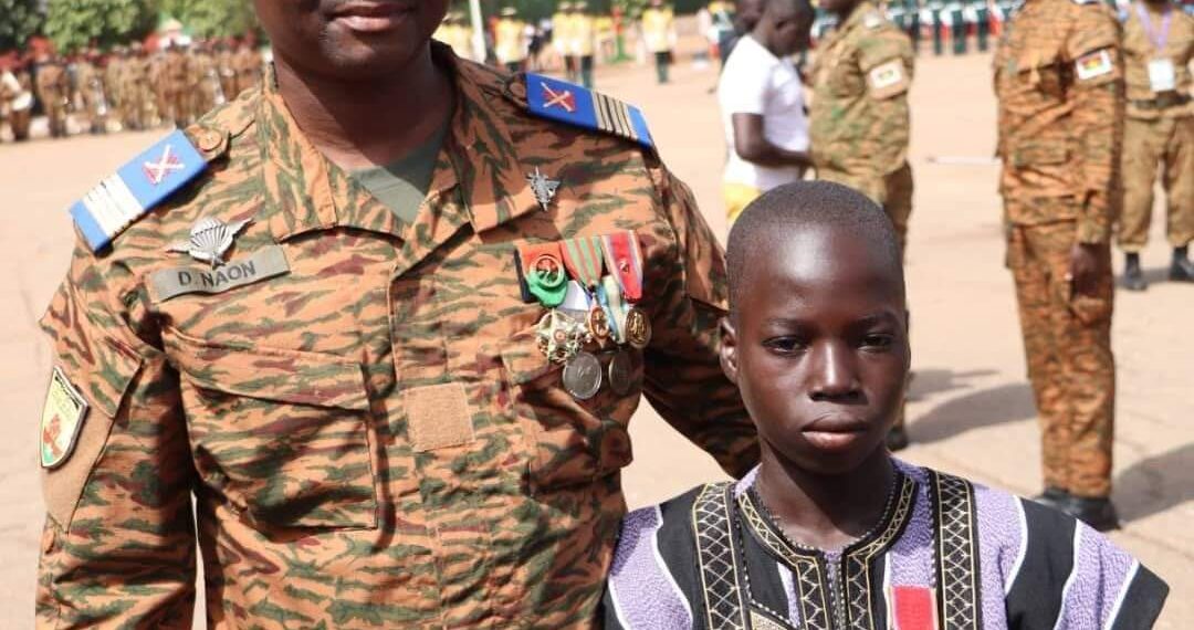 Burkina Faso: un adolescent décoré par les pompiers pour son courage