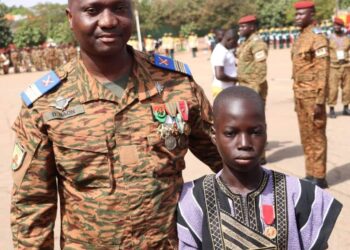 Burkina Faso: un adolescent décoré par les pompiers pour son courage