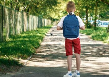 Royaume-Uni : un garçon de 13 ans poursuit ses parents pour l’avoir envoyé en Afrique