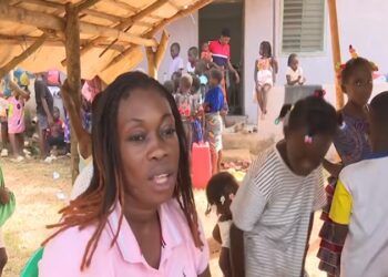 CI: Maîtresse Tina Vanie, l’institutrice qui fait briller les yeux des écoliers de Allai Yaokro (vidéo)